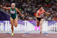 　ゴールする福部真子（右）