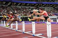 　力走する福部真子（右端）