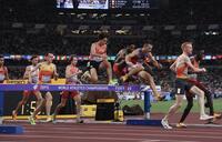 　男子３０００メートル障害決勝に臨む三浦龍司（中央）（撮影・石井剣太郎）