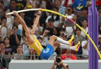 　男子棒高跳び決勝で６メートル００を１回目で成功させるアルマント・デュプランティス