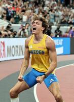 　男子棒高跳び決勝で世界新となる６メートル30をクリアし、喜ぶアルマント・デュプランティス