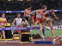 　男子３０００メートル障害決勝で８位入賞の三浦龍司（中央）＝撮影・石井剣太郎