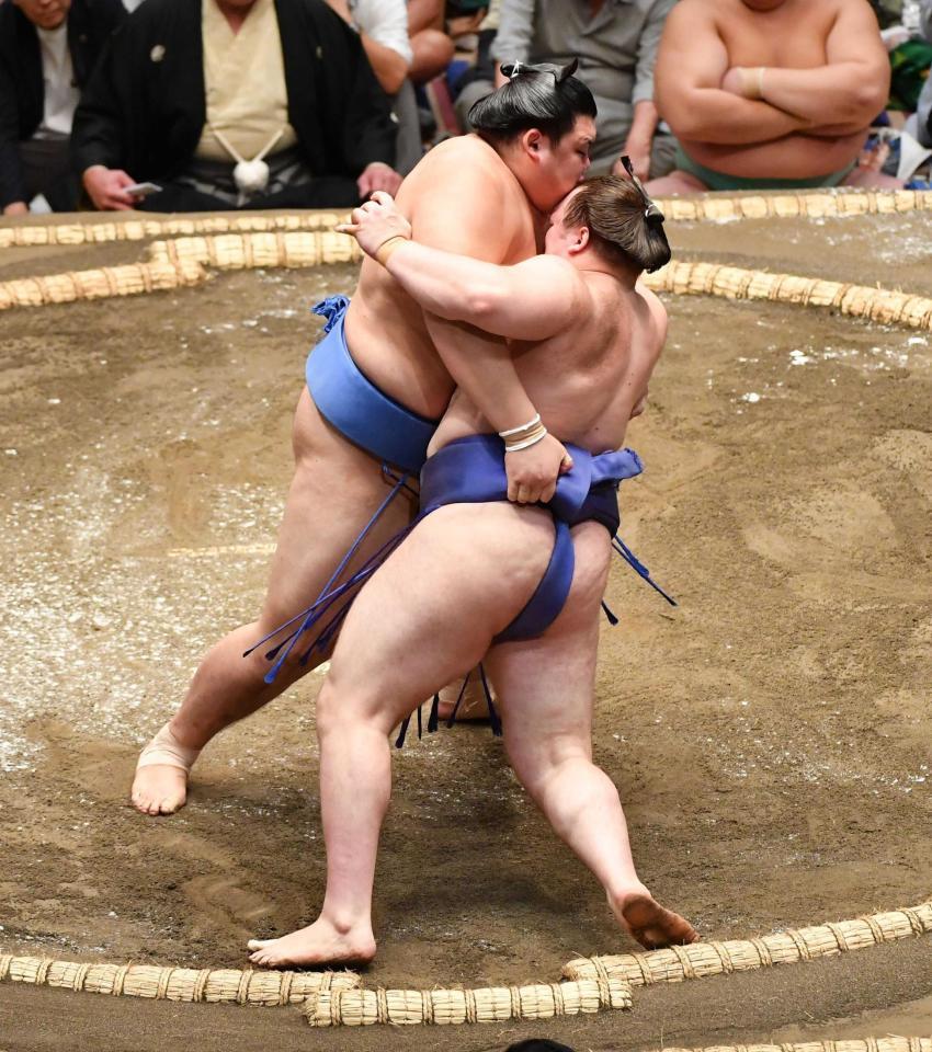 　安青錦（手前）を寄り倒しで下した大の里（撮影・開出牧）