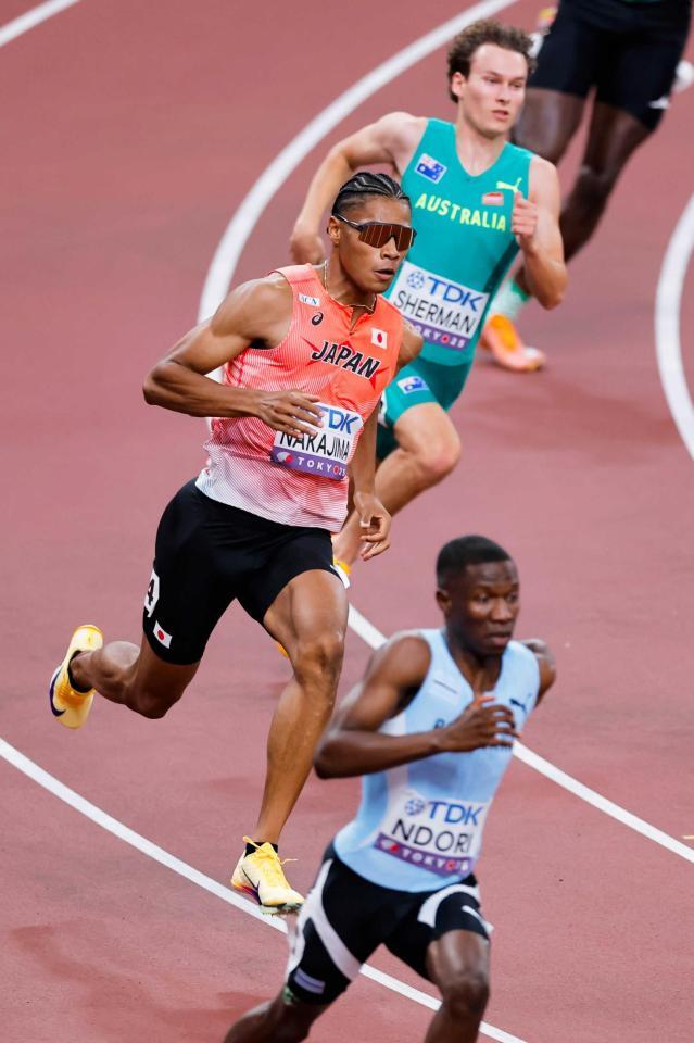 　男子４００メートル予選で力走する中島佑気ジョセフ（中央）