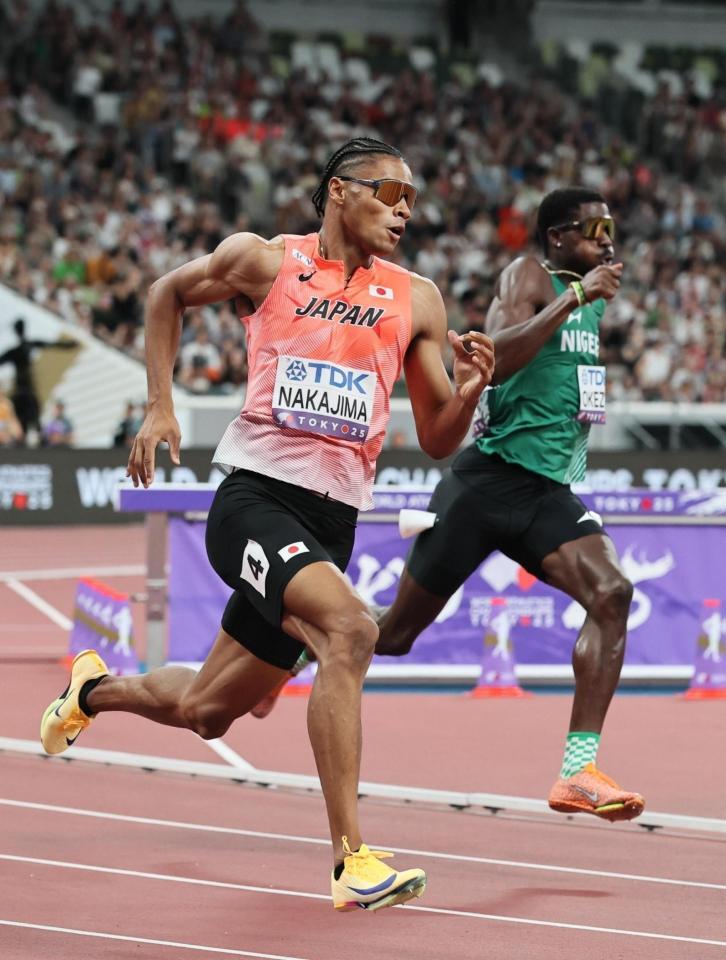 　男子４００メートル予選　力走する中島佑気ジョセフ（手前）