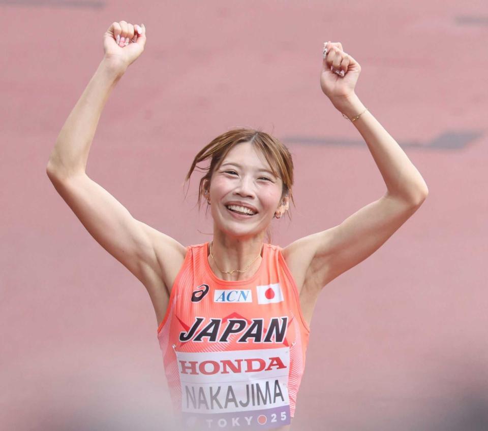 　女子１００メートル障害で準決勝進出を決め喜ぶ中島ひとみ