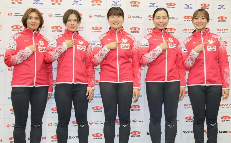 　女子日本代表のユニホームを来て笑顔を見せるフォルティウスメンバー