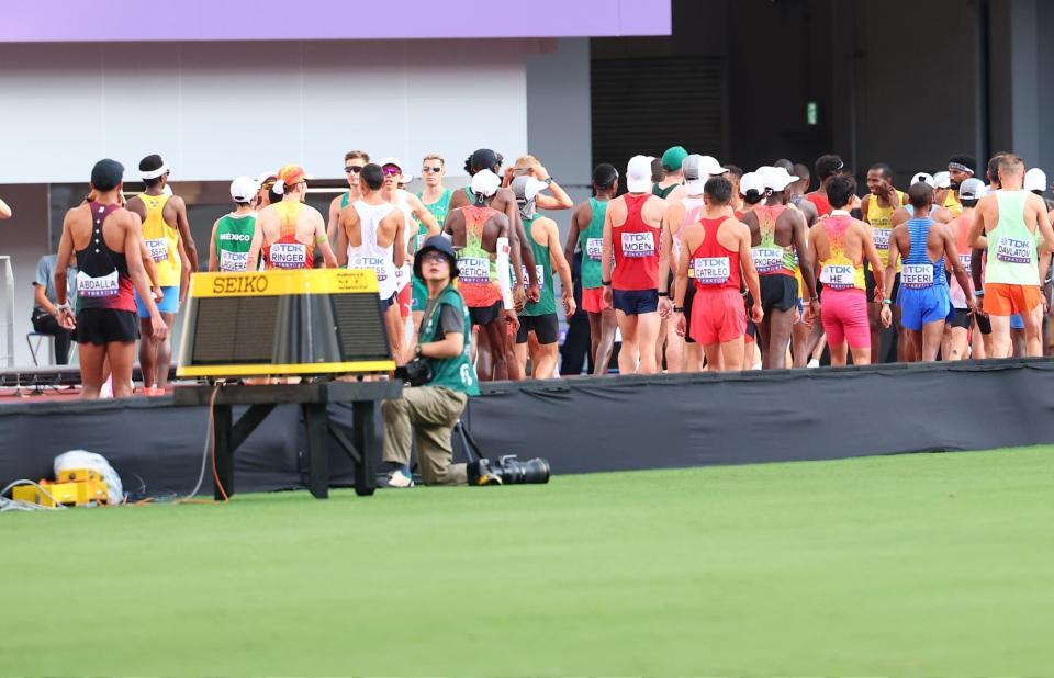 　男子マラソン　スタートがやり直しとなり、定位置に戻る選手たち