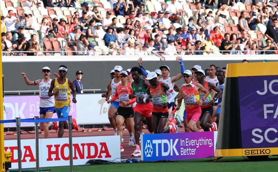 　男子マラソン　スタートがやり直しとなり戸惑う選手たち　