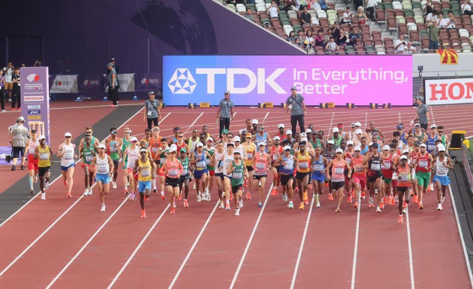 　男子マラソンでスタートする選手（撮影・石井剣太郎）