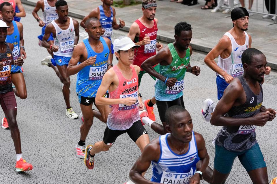 　男子マラソン　力走する吉田祐也（中央）