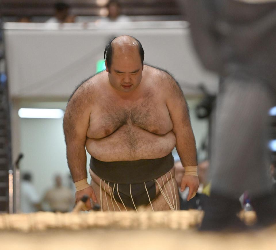 　押し出しで敗れ花道で一礼する森麗（撮影・開出牧）