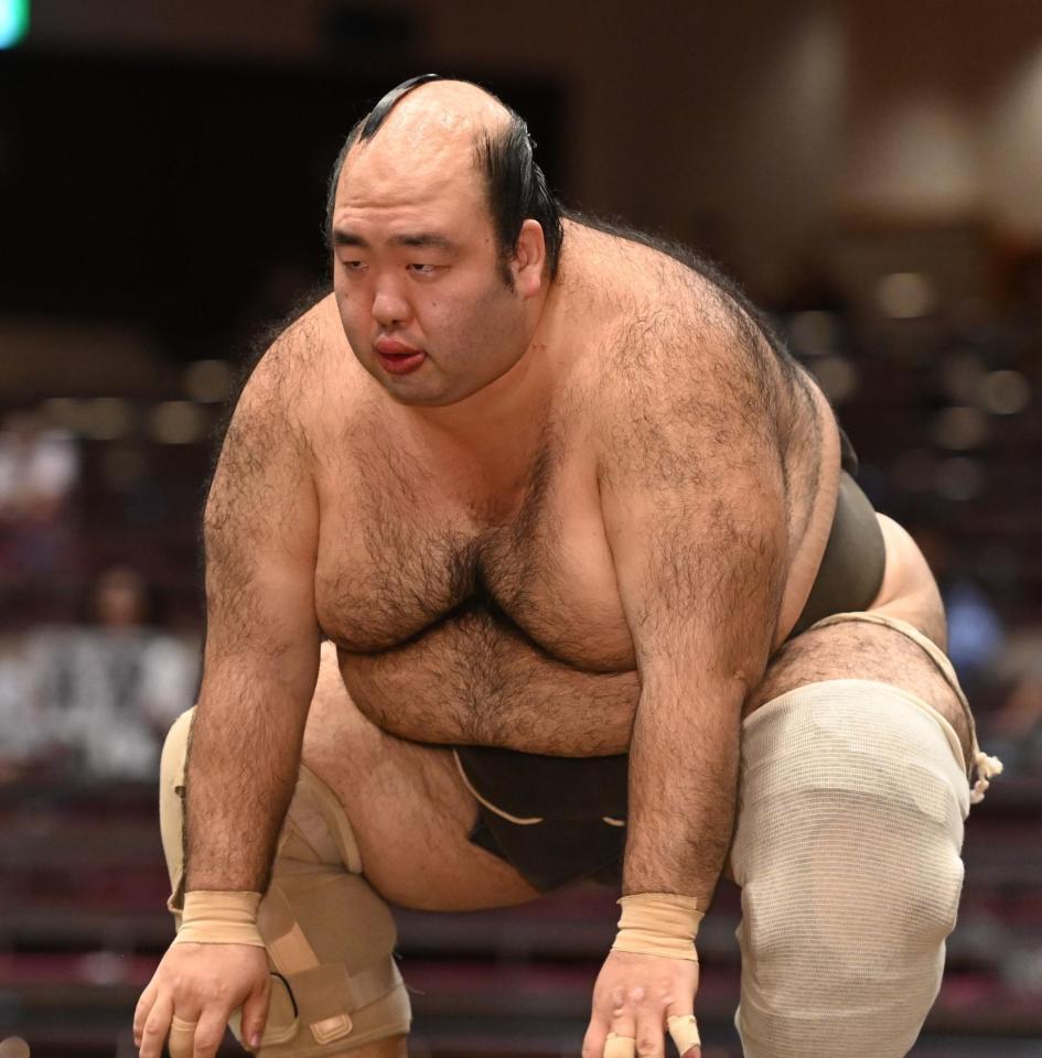 　ファンの声援を背に土俵に上がる森麗（撮影・開出牧）