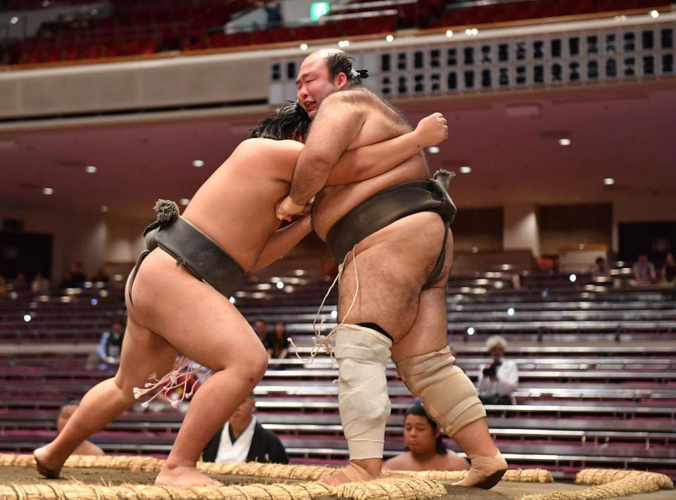　琴寺尾（左）に押し出しで敗れた森麗（撮影・開出牧）