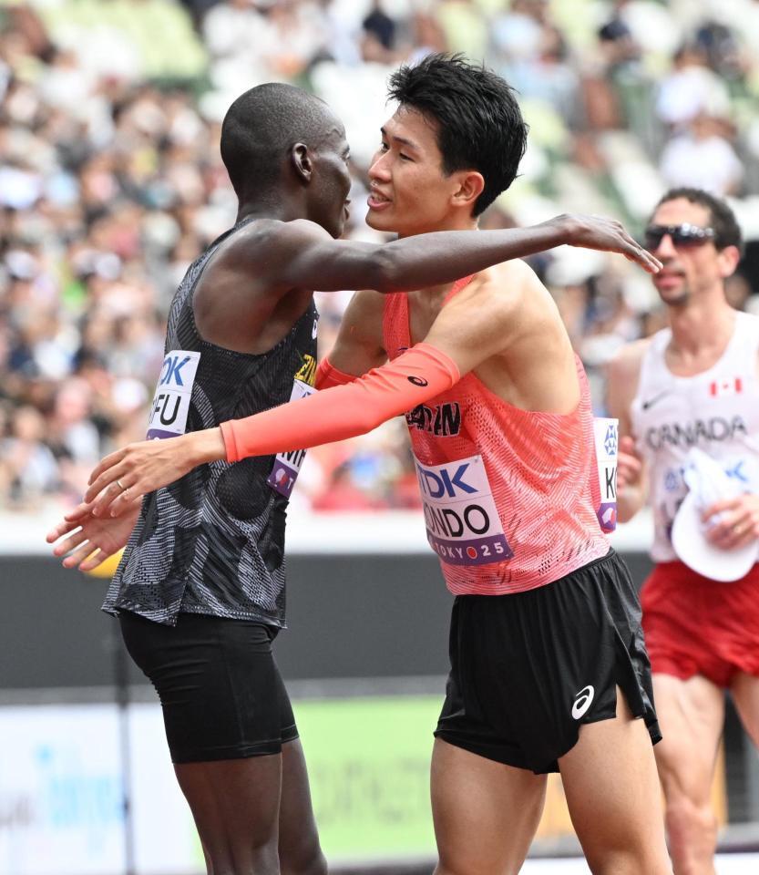 　レースを終え、ムポフ（左）と健闘をたたえ合う近藤亮太（撮影・柿森英典）