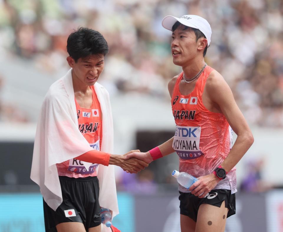 　レースを終え握手を交わす近藤亮太（右）と小山直城（撮影・石井剣太郎）