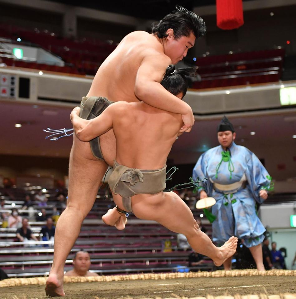 　河津掛けで宇瑠寅（手前）を破った朝力丸（撮影・開出牧）