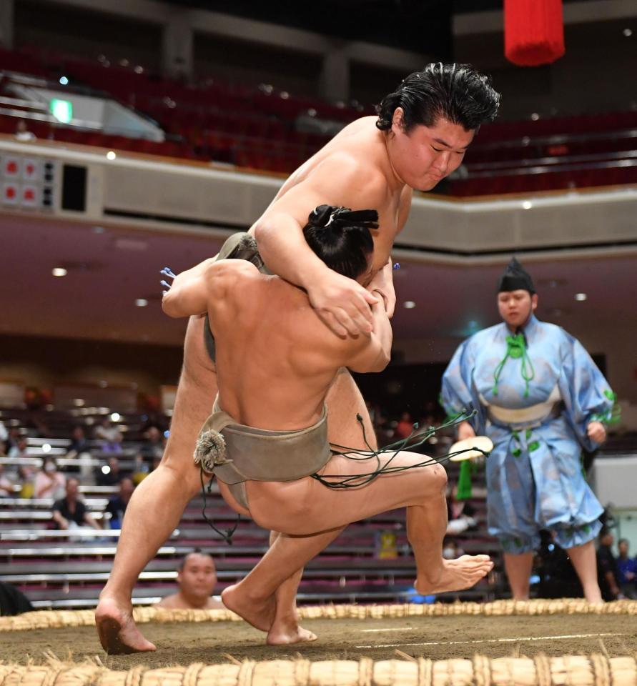 　宇瑠寅（手前）を河津掛けで破った朝力丸（撮影・開出牧）