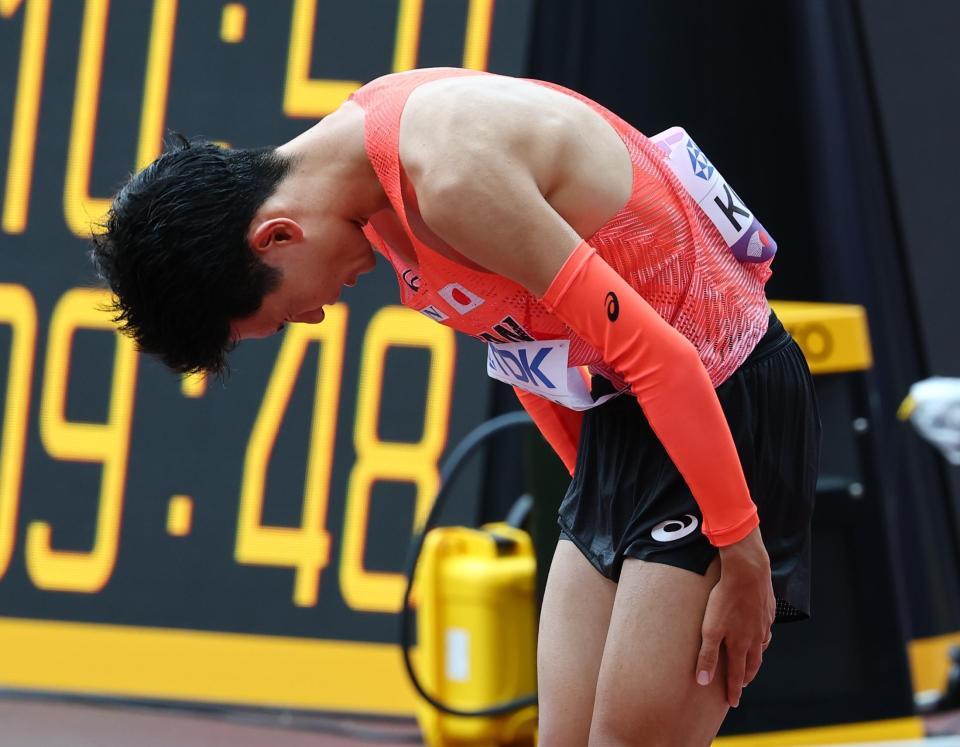 　ゴールし、一礼する近藤亮太