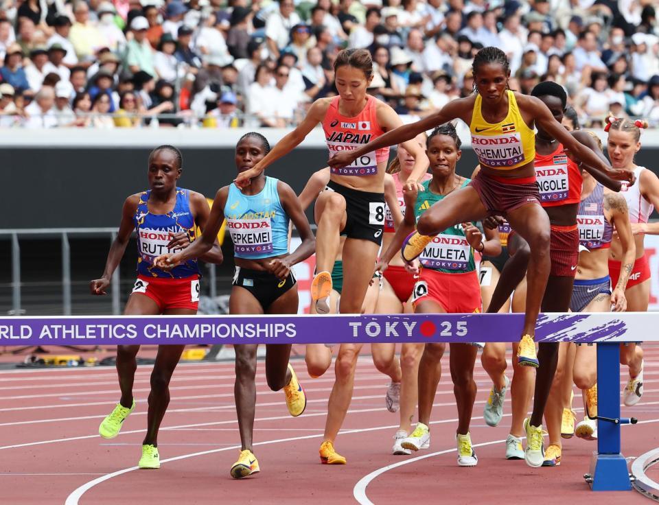 　女子３０００メートル障害予選で力走する斎藤みう（中央）　