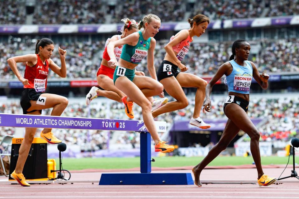 　女子３０００メートル障害予選で力走する斎藤みう（右から２人目）