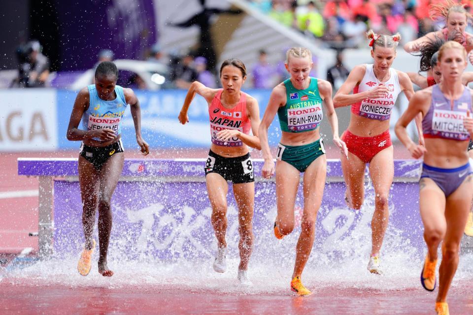 　女子３０００メートル障害予選で水濠を越える斎藤みう（左から２人目）