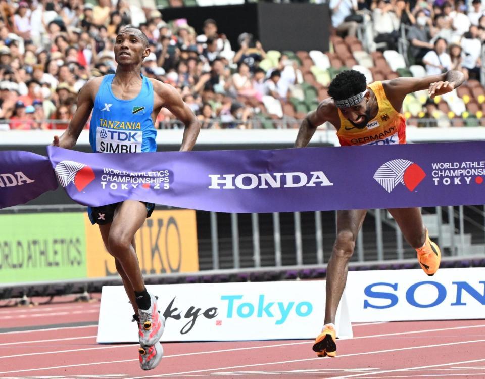 　競り合ったまま、並んでフィニッシュするシンブ（左）とペトロス（撮影・柿森英典）