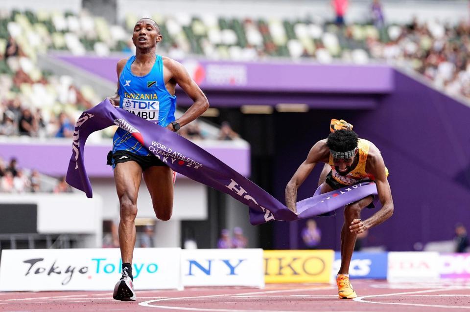 　男子マラソンで優勝したアルフォンスフェリックス・シンブ（左）