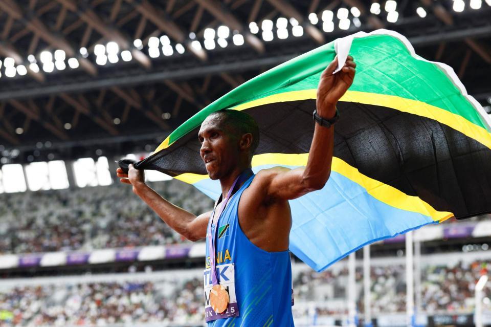 　男子マラソンで優勝したアルフォンスフェリックス・シンブ