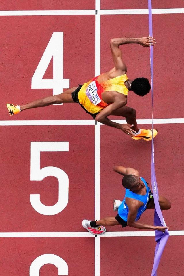 　１位でゴールするアルフォンスフェリックス・シンブ（下）