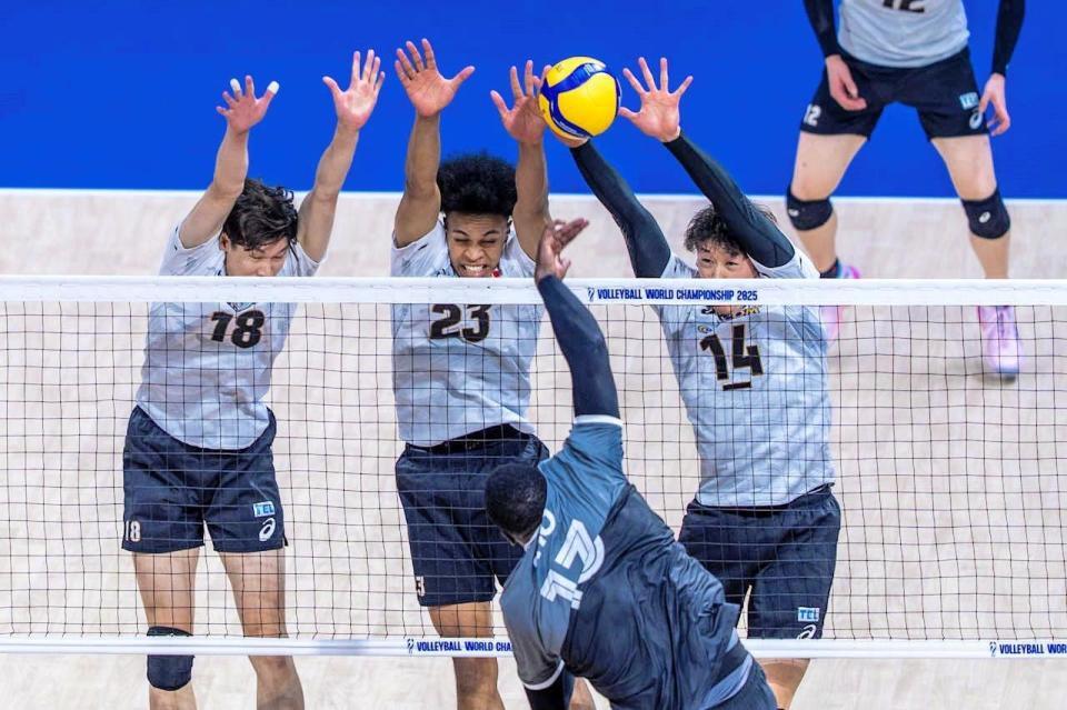 　カナダのスパイクにブロックに跳ぶ右から石川祐希、エバデダン・ラリー、西山大翔©Ｖｏｌｌｅｙｂａｌｌ　Ｗｏｒｌｄ