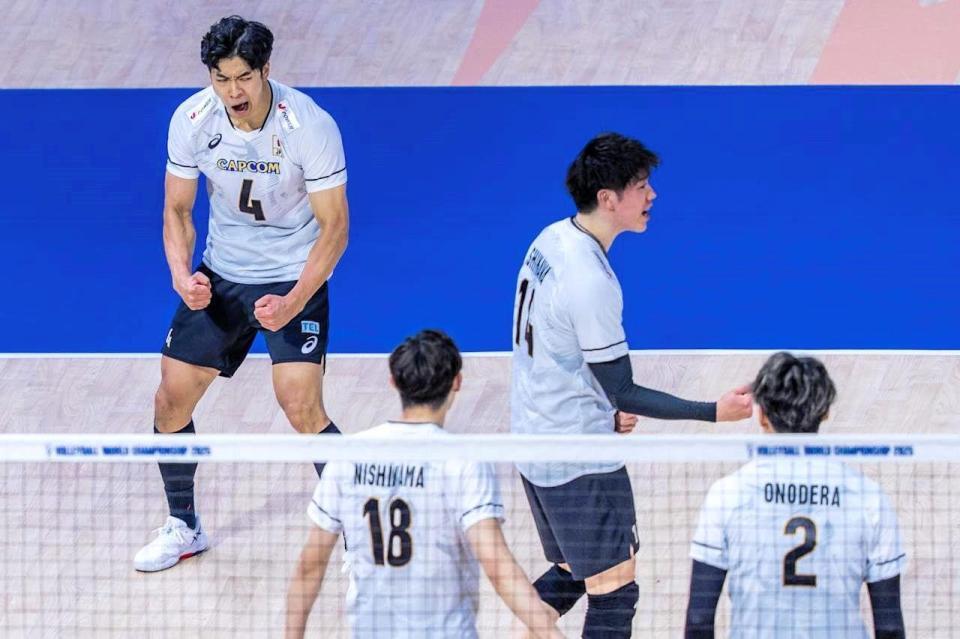 　得点を決めて喜ぶ石川祐希（中央）、宮浦健人（左）ら©Ｖｏｌｌｅｙｂａｌｌ　Ｗｏｒｌｄ