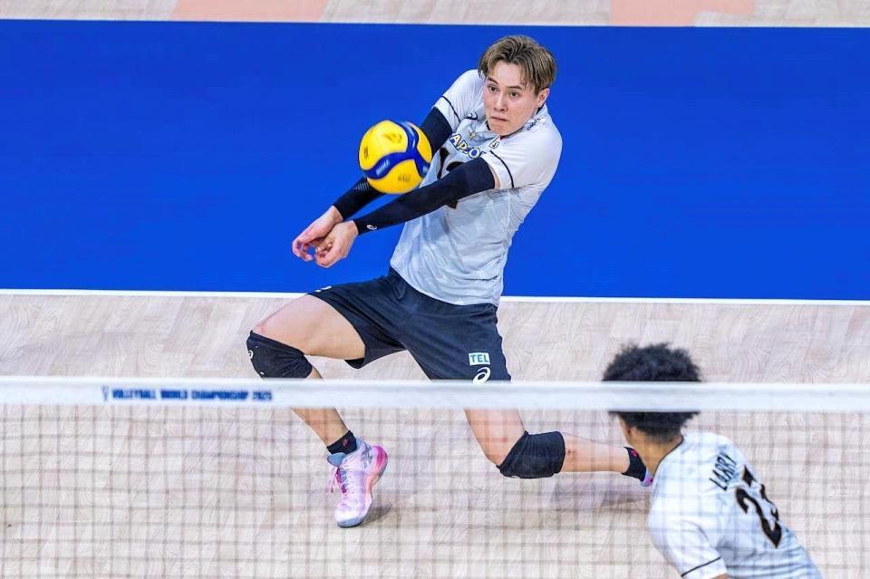 　レシーブする高橋藍©Ｖｏｌｌｅｙｂａｌｌ　Ｗｏｒｌｄ