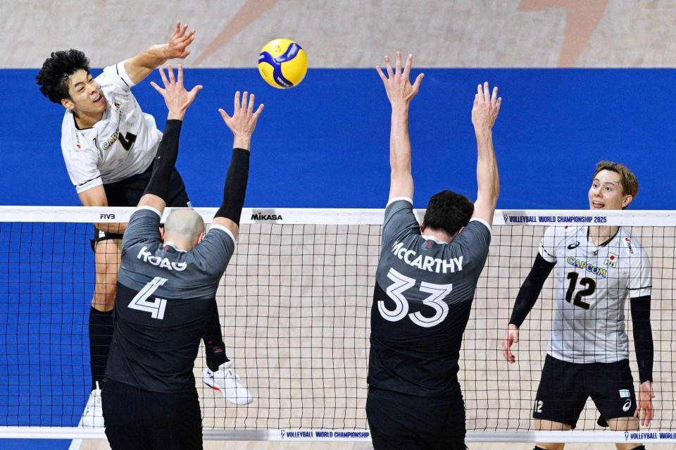 　１次リーグのカナダ戦でスパイクを打つ宮浦（奥左）＝ロイター＝共同