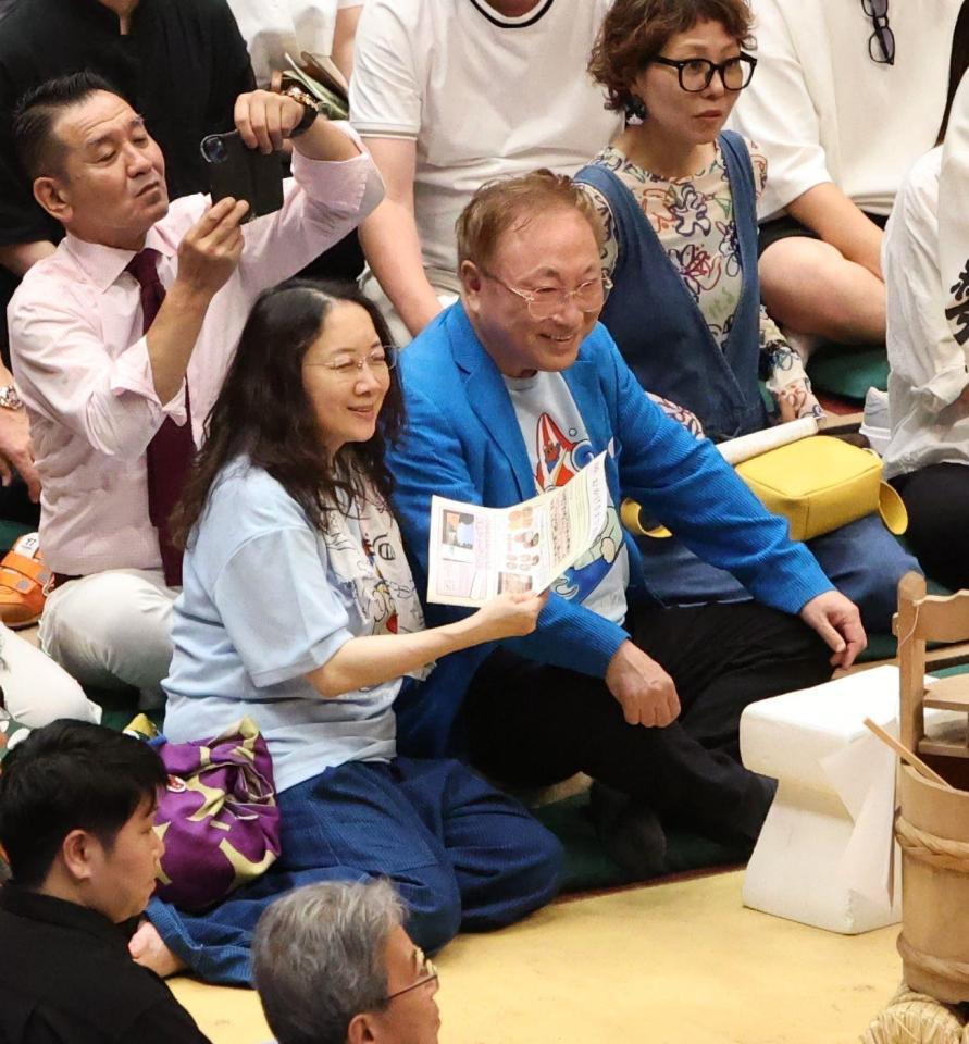　相撲を観戦する高須克弥氏と西原理恵子氏
