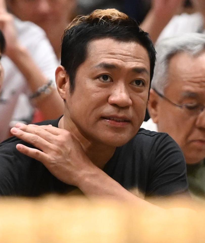 　大相撲観戦するはなわ（撮影・開出牧）