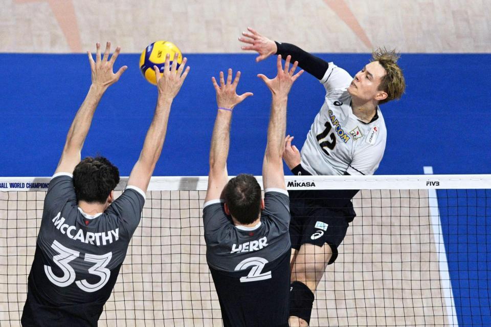 　１次リーグのカナダ戦でスパイクを放つ高橋藍（右）＝ロイター＝共同