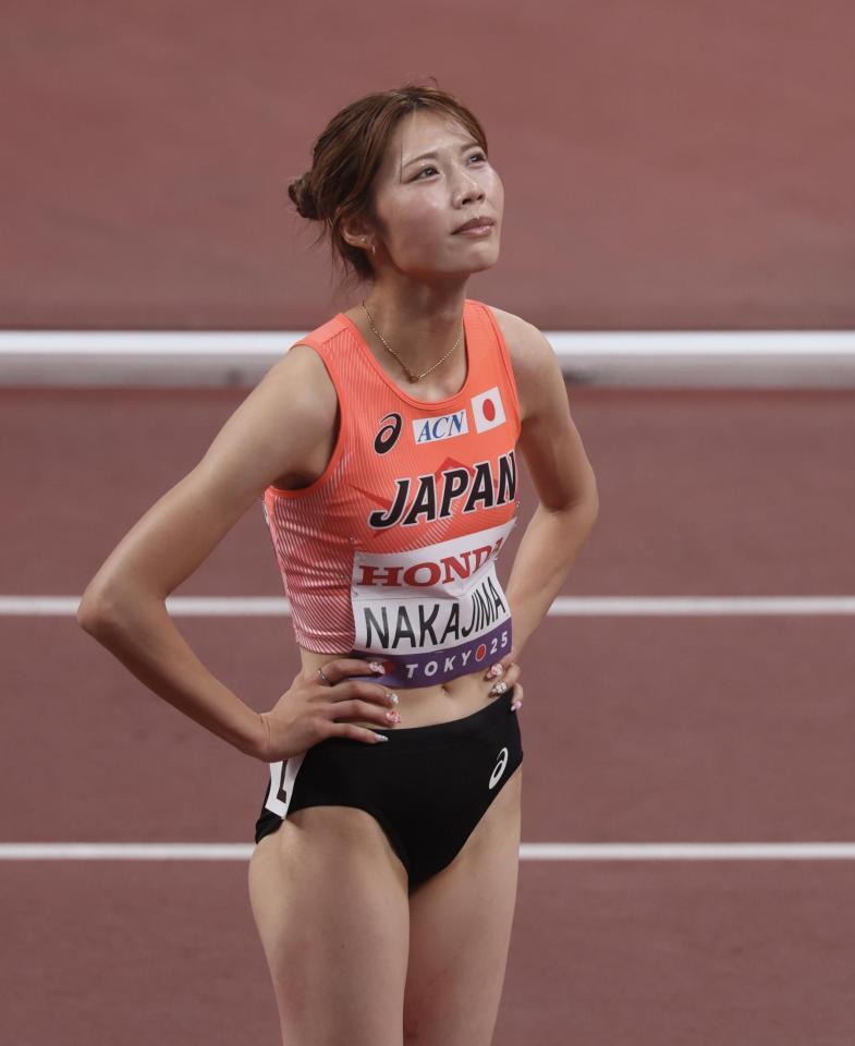 　女子１００メートル障害準決勝で敗れた中島ひとみはビジョンを見つめる（撮影・石井剣太郎）