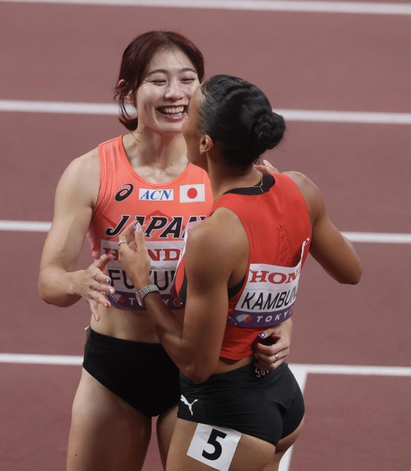 　女子１００メートル障害準決勝で敗れた福部真子は海外選手と健闘を称え合う（撮影・石井剣太郎）