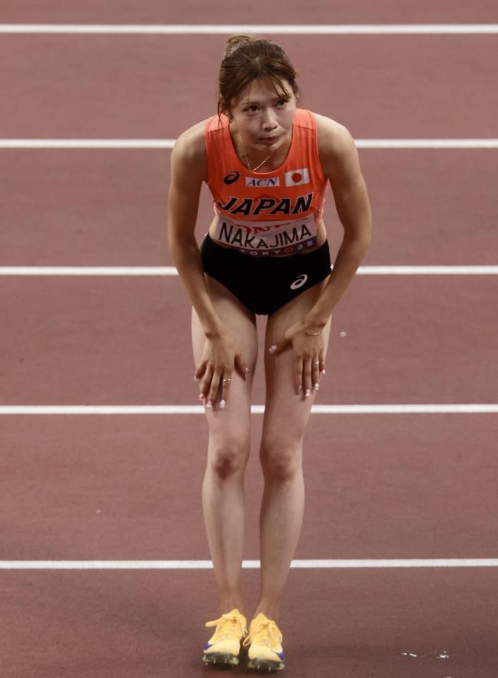 　女子１００メートル障害準決勝で敗れた中島ひとみは客席に一礼する（撮影・石井剣太郎）