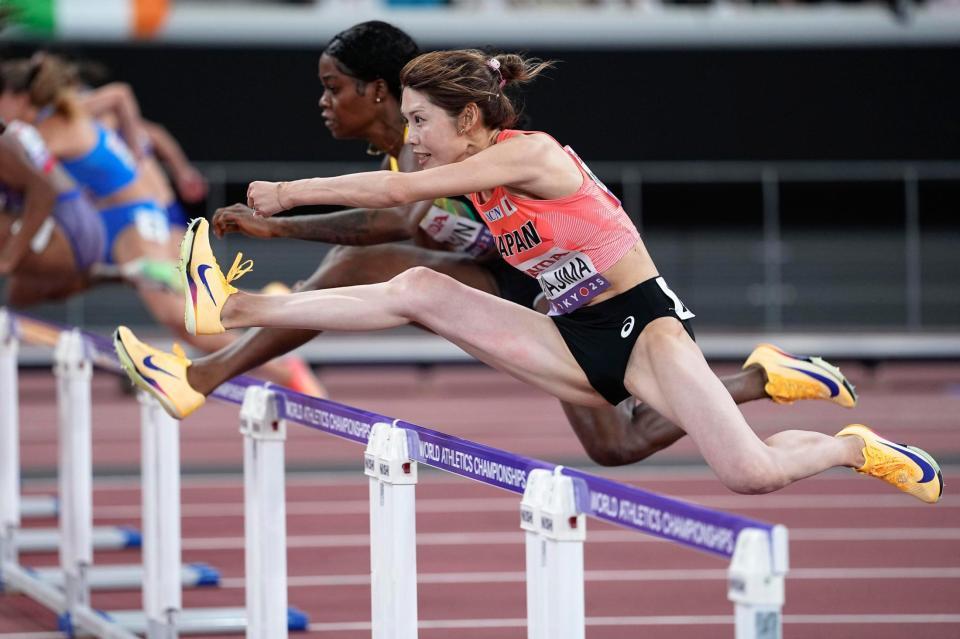 　力走する中島ひとみ（手前）