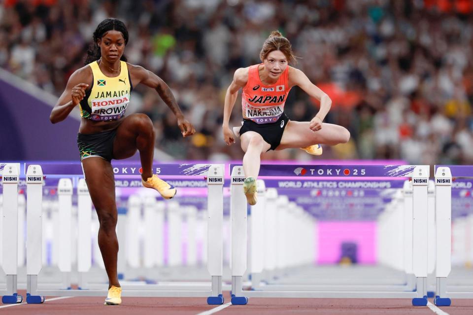 　力走する中島ひとみ（右）