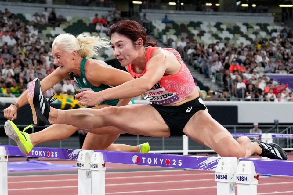 　力走する福部真子（手前）