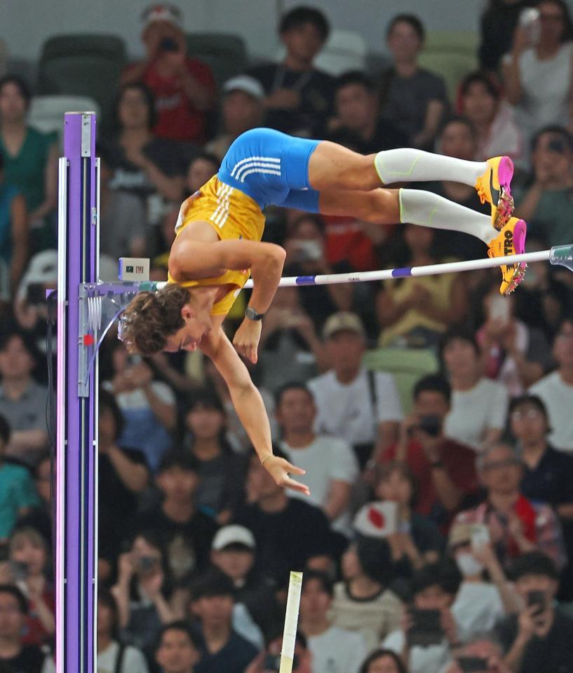 　男子棒高跳び決勝で６メートル００を１回目で成功させるアルマント・デュプランティス