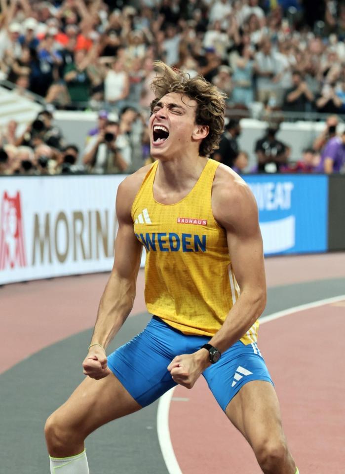 　男子棒高跳び決勝で世界新となる６メートル30をクリアし、喜ぶアルマント・デュプランティス