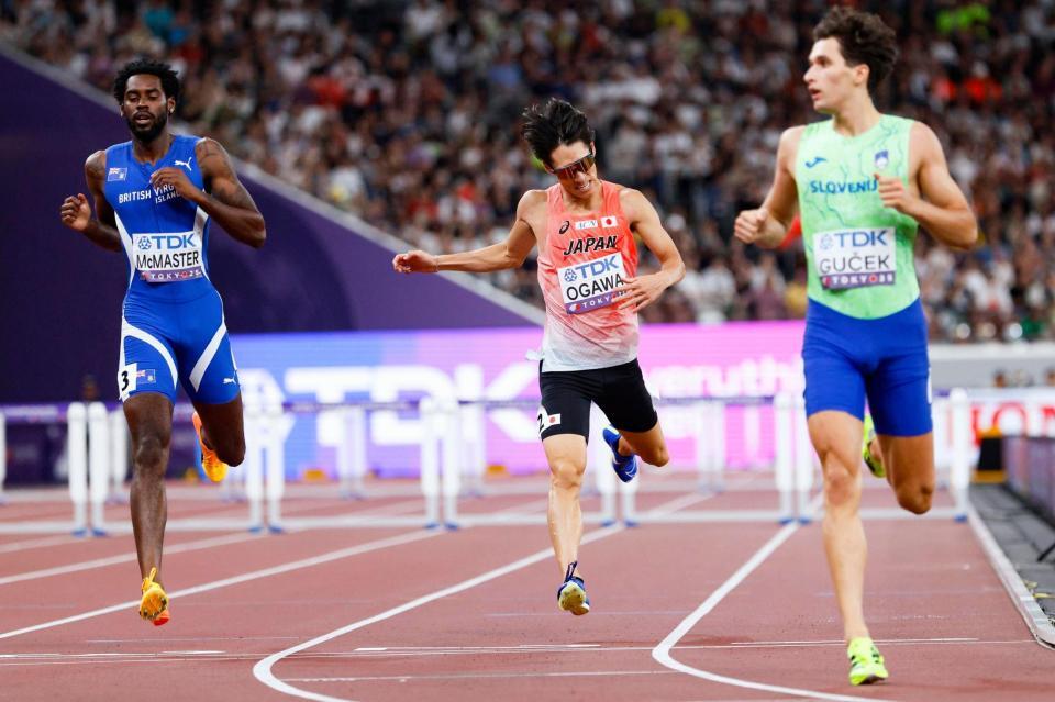 　ゴールする小川大輝（中央）