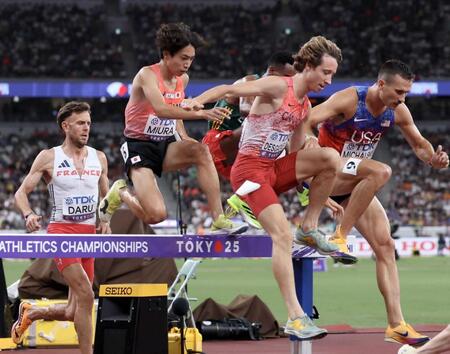 　男子３０００メートル障害決勝で８位入賞した（左から２人目）