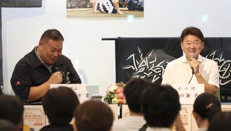 　トークイベントに出席した高崎親方（左）と舞の海秀平氏（撮影・佐々木彰尚）