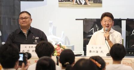 　トークイベントに出席した高崎親方（左）と舞の海秀平氏（撮影・佐々木彰尚）