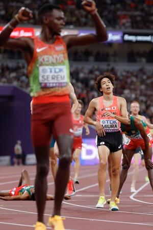　男子３０００メートル障害決勝でレースを終えた三浦龍司（右、左がセレム）＝１５日